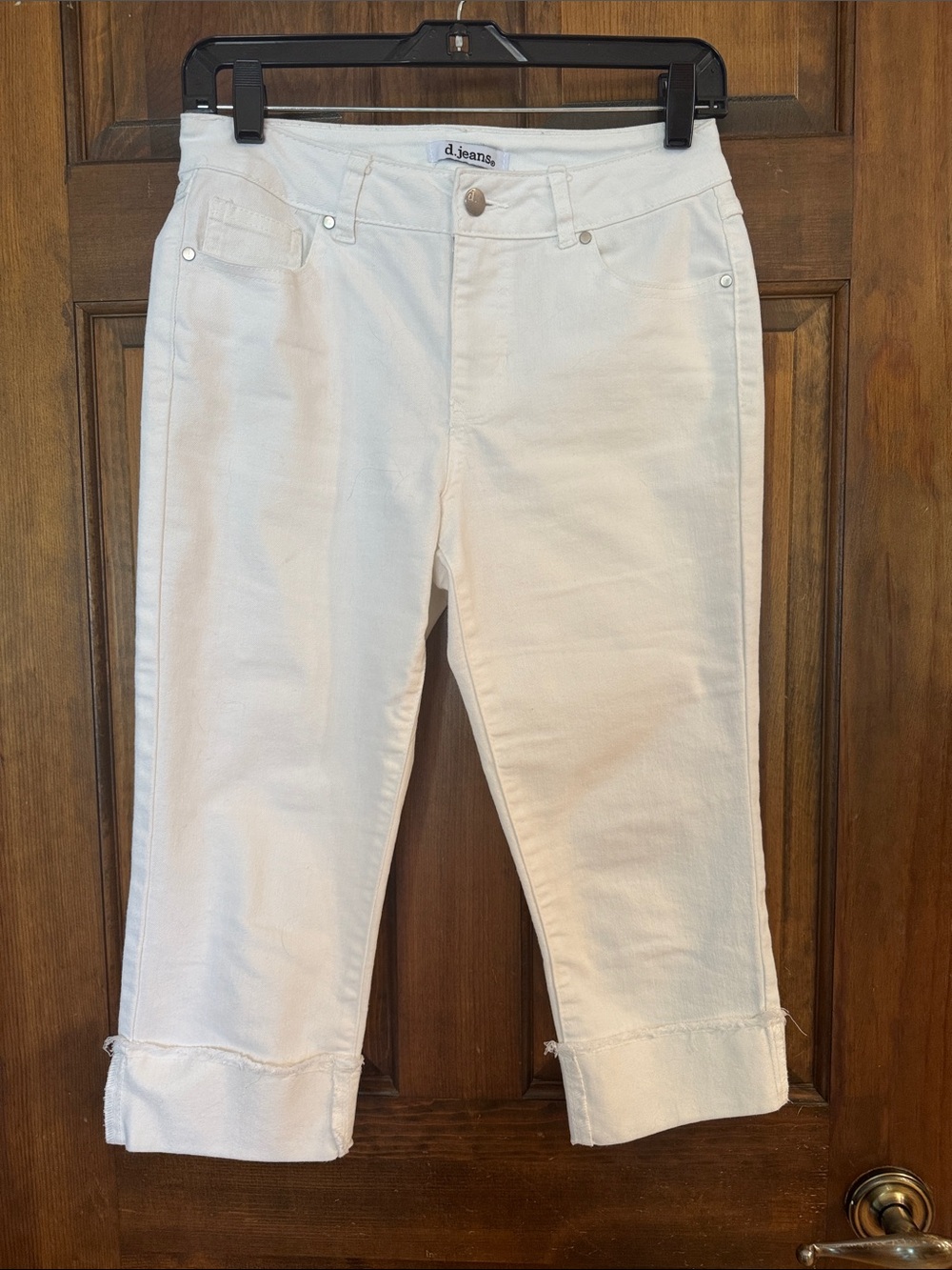 d. jeans Women's White Cuffed Capri Jeans, 4